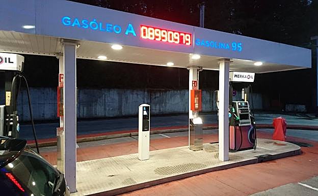 Surtidores de la estación de servicio de Merkaoil, en Lezo. 