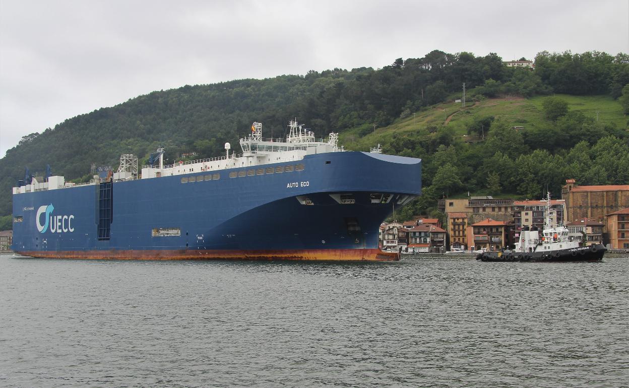 Barco de la naviera UECC entrando en el Puerto de Pasaia, desde donde se exportan las furgonetas de Mercedes fabricadas en Vitoria. 