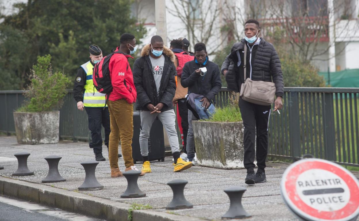 Migrantes en la frontera en Irun.
