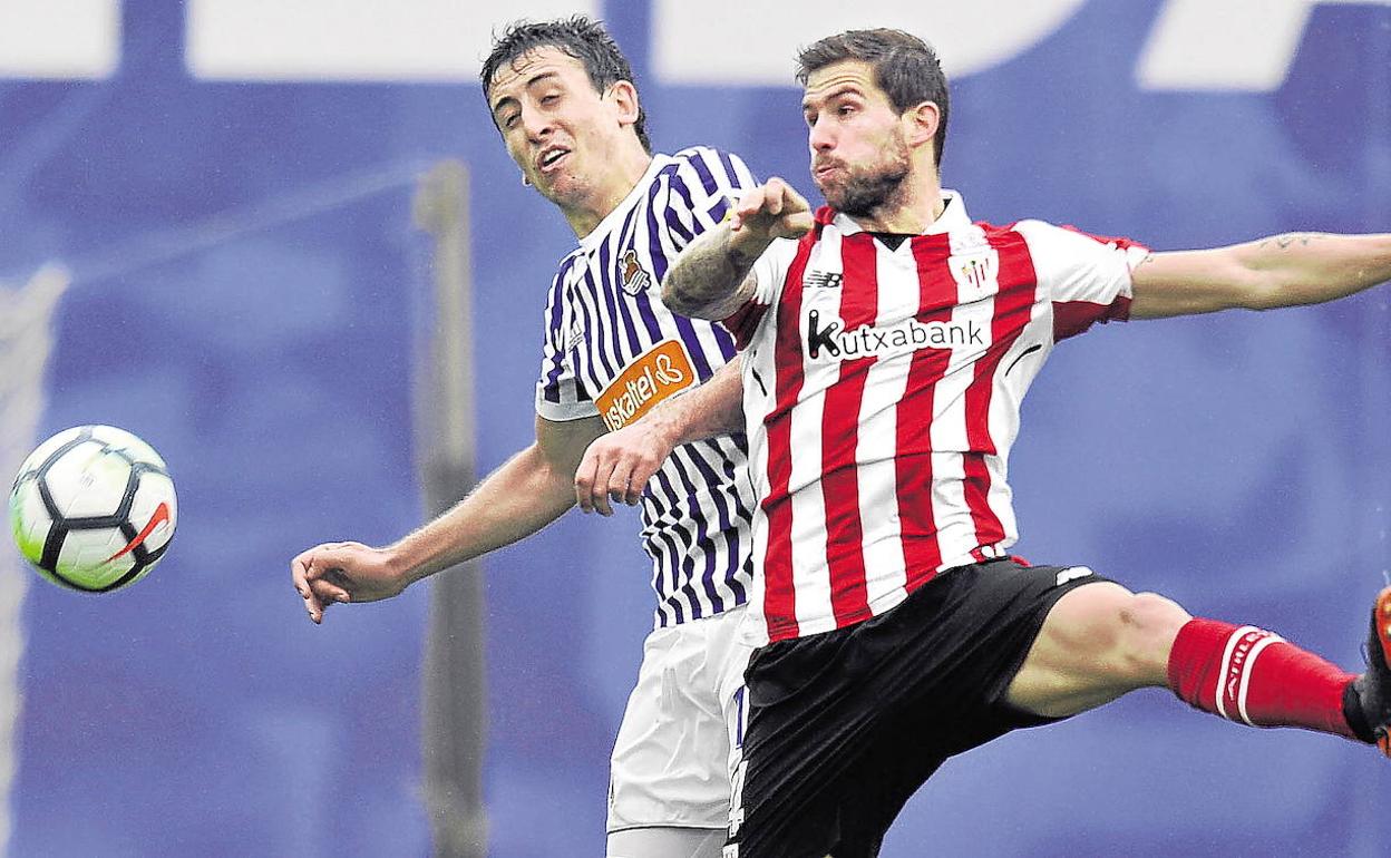 Mike Oyarzabal e Iñigo Martínez saltan al alimón en un reciente derbi entre la Real Sociedad y el Athletic. 