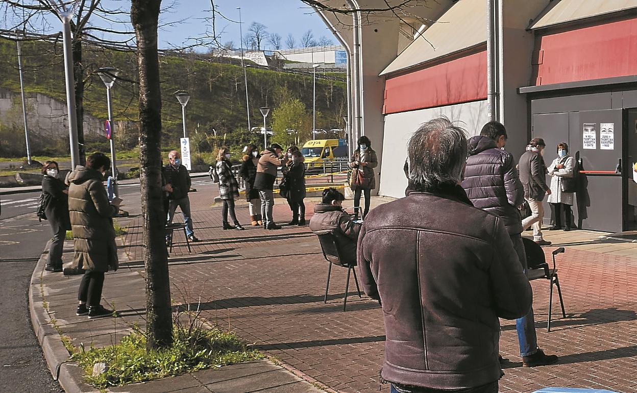 Varias personas aguardan su turno para recibir la dosis de AstraZeneca en Illumbe. 