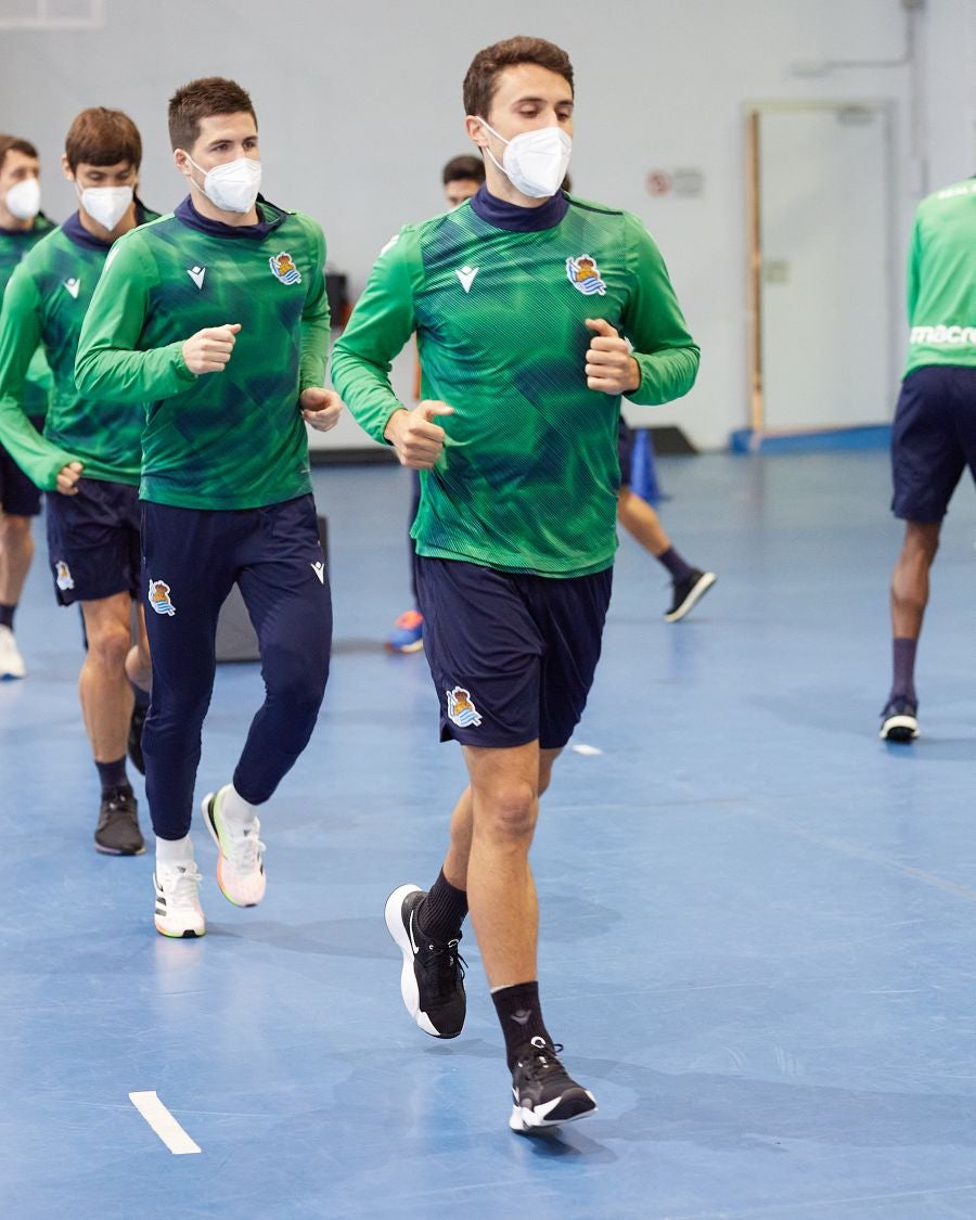 Los jugadores de la Real Sociedad se han ejercitado este viernes a cubierto para preparar el partido que les enfrentará el domingo al Barcelona en el Reale Arena.