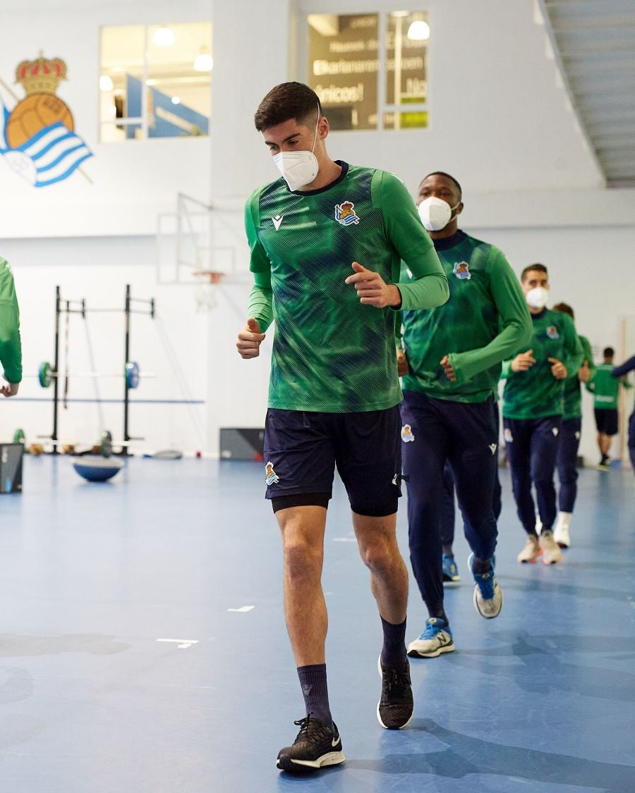 Los jugadores de la Real Sociedad se han ejercitado este viernes a cubierto para preparar el partido que les enfrentará el domingo al Barcelona en el Reale Arena.