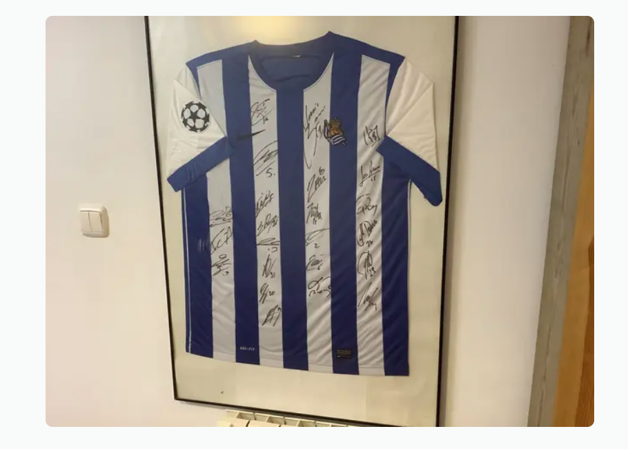 Camiseta firmada por los jugadores de la Real Sociedad que participaron en la Champions 2013-14. Su vendedor pide 150 euros por ella. 