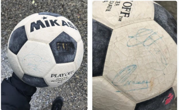 Balón firmado por los jugadores de la platilla de la Real Sociedad en 1992. "Me lo regaló JB Toshack cuando era niño. Está firmado por casi toda la platilla. 28 años guardado en el trastero", explica el vendedor en el anuncio que pide por el balón 100 euros.