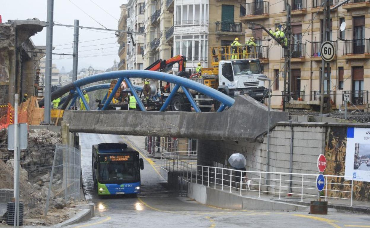 Los operarios de Adif reparando la catenaria a la altura del viaducto de Iztueta