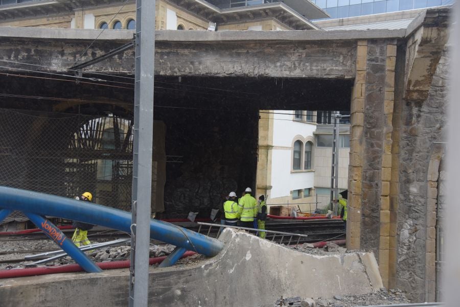 Operarios de Adif tratan de subsanar la incidencia en la catenaria a la altura del viaductor de Iztueta. El tráfico entre Pasaia y Hernani ha estado interrumpido durante toda la tarde. 