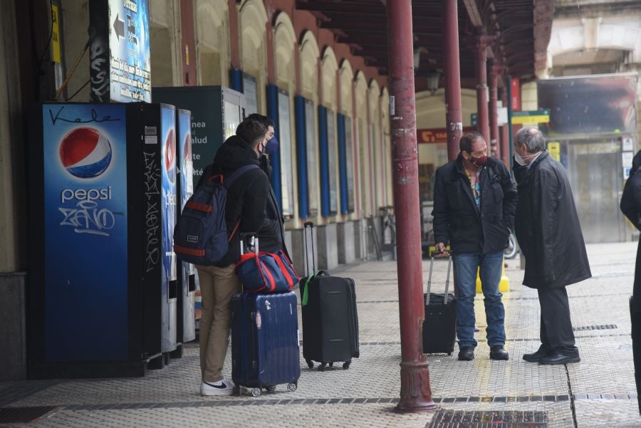 Operarios de Adif tratan de subsanar la incidencia en la catenaria a la altura del viaductor de Iztueta. El tráfico entre Pasaia y Hernani ha estado interrumpido durante toda la tarde. 