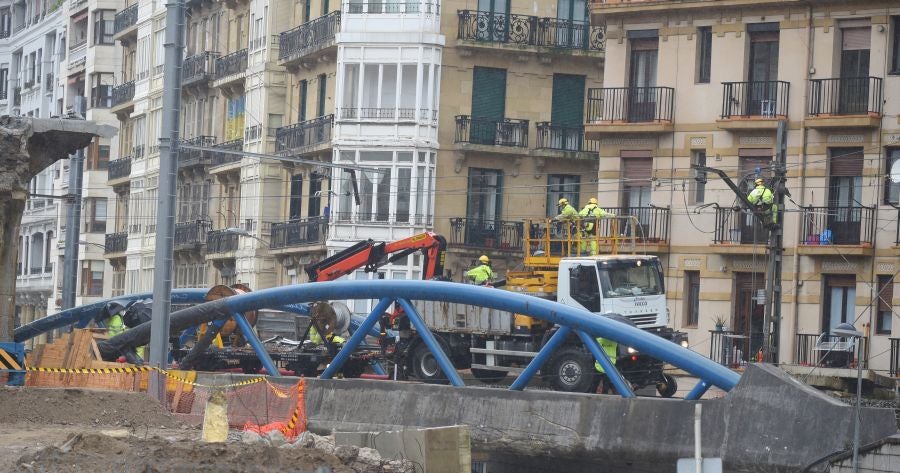 Operarios de Adif tratan de subsanar la incidencia en la catenaria a la altura del viaductor de Iztueta. El tráfico entre Pasaia y Hernani ha estado interrumpido durante toda la tarde. 