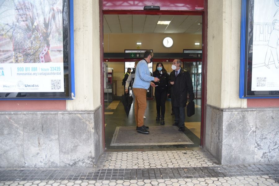Operarios de Adif tratan de subsanar la incidencia en la catenaria a la altura del viaductor de Iztueta. El tráfico entre Pasaia y Hernani ha estado interrumpido durante toda la tarde. 