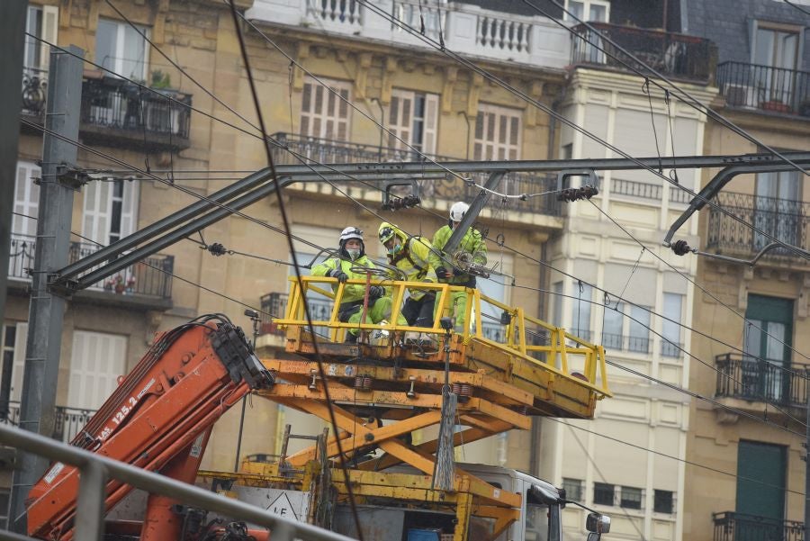 Operarios de Adif tratan de subsanar la incidencia en la catenaria a la altura del viaductor de Iztueta. El tráfico entre Pasaia y Hernani ha estado interrumpido durante toda la tarde. 
