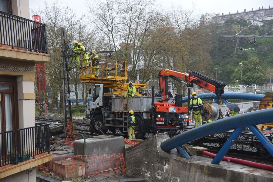 Operarios de Adif tratan de subsanar la incidencia en la catenaria a la altura del viaductor de Iztueta. El tráfico entre Pasaia y Hernani ha estado interrumpido durante toda la tarde. 