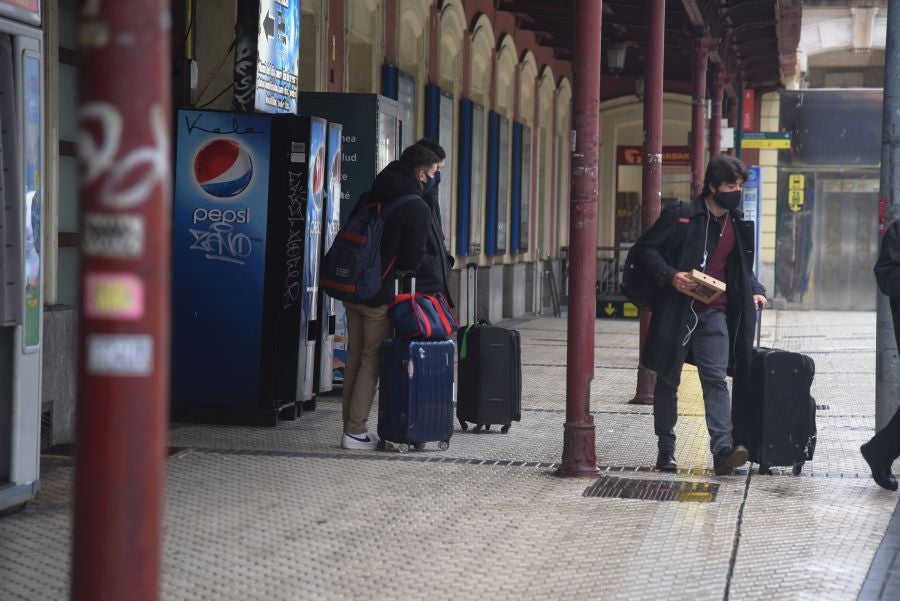 Operarios de Adif tratan de subsanar la incidencia en la catenaria a la altura del viaductor de Iztueta. El tráfico entre Pasaia y Hernani ha estado interrumpido durante toda la tarde. 