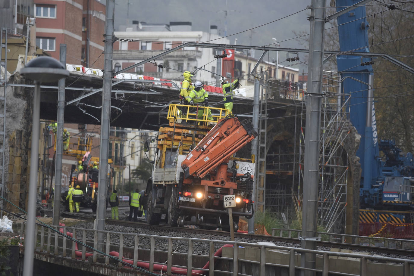 Operarios de Adif tratan de subsanar la incidencia en la catenaria a la altura del viaductor de Iztueta. El tráfico entre Pasaia y Hernani ha estado interrumpido durante toda la tarde. 
