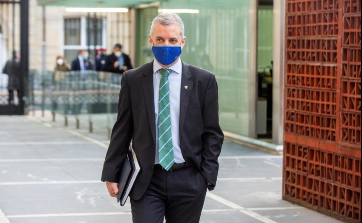 El lehendakari, Iñigo Urkullu, a la entrada del Parlamento Vasco. 