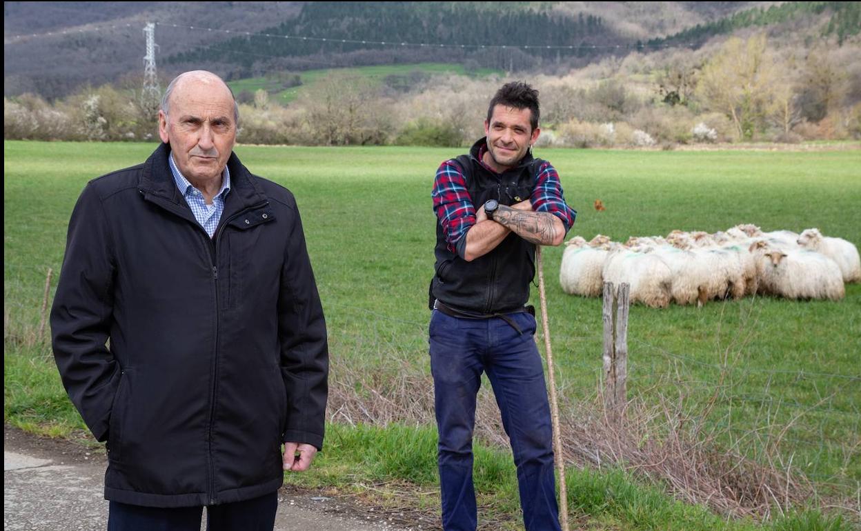 Jose Mari Ustarroz posa junto a un pastor de la localidad navarra de Arruazu. 