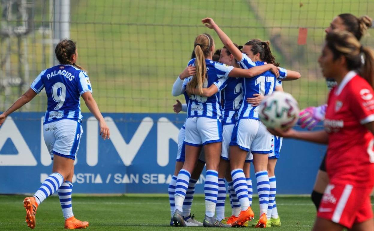 Las jugadoras de la Real celeberan uno de los tantos marcados en la matinal de Zubieta. 