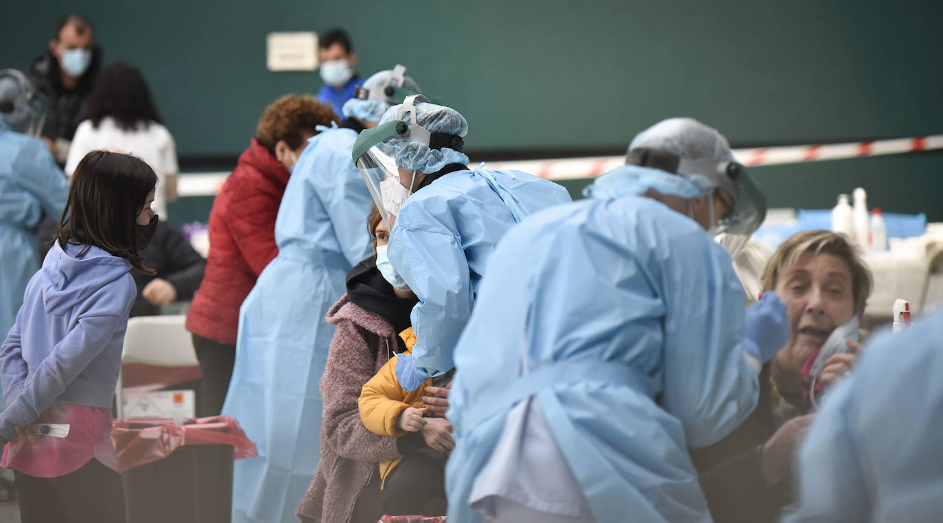 Osakidetza ha realizado este lunes por la tarde un cribado a los clientes de tres establecimientos hosteleros de Ataun para detectar posibles casos de covid-19. En concreto, se ha pedido a las personas que hayan estado entre el 5 y el 20 de marzo en 'Troskaeta', 'Urbieta' y 'Sutegi' que se realicen una prueba PCR.