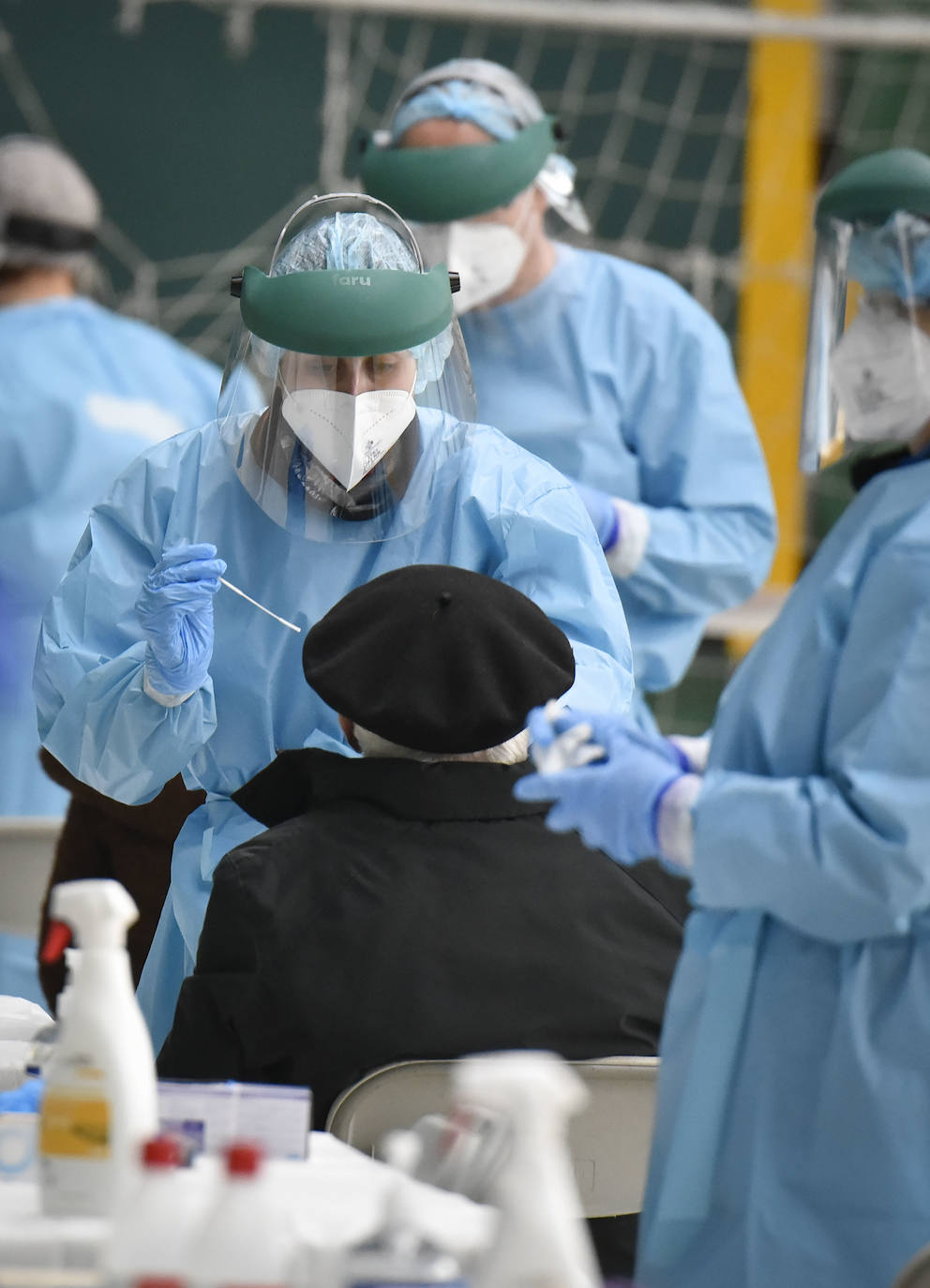 Osakidetza ha realizado este lunes por la tarde un cribado a los clientes de tres establecimientos hosteleros de Ataun para detectar posibles casos de covid-19. En concreto, se ha pedido a las personas que hayan estado entre el 5 y el 20 de marzo en 'Troskaeta', 'Urbieta' y 'Sutegi' que se realicen una prueba PCR.