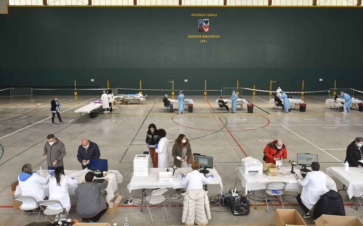 Osakidetza ha realizado este lunes por la tarde un cribado a los clientes de tres establecimientos hosteleros de Ataun para detectar posibles casos de covid-19. En concreto, se ha pedido a las personas que hayan estado entre el 5 y el 20 de marzo en 'Troskaeta', 'Urbieta' y 'Sutegi' que se realicen una prueba PCR.