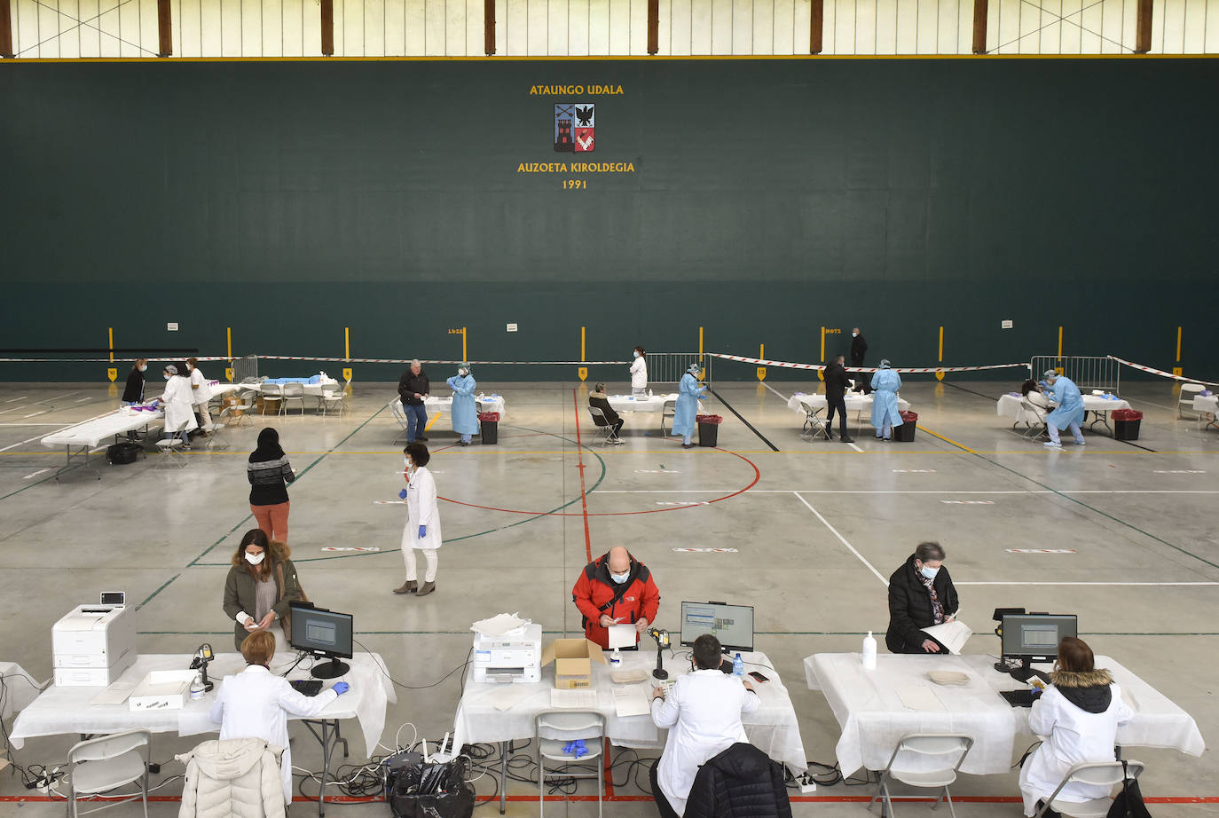 Osakidetza ha realizado este lunes por la tarde un cribado a los clientes de tres establecimientos hosteleros de Ataun para detectar posibles casos de covid-19. En concreto, se ha pedido a las personas que hayan estado entre el 5 y el 20 de marzo en 'Troskaeta', 'Urbieta' y 'Sutegi' que se realicen una prueba PCR.