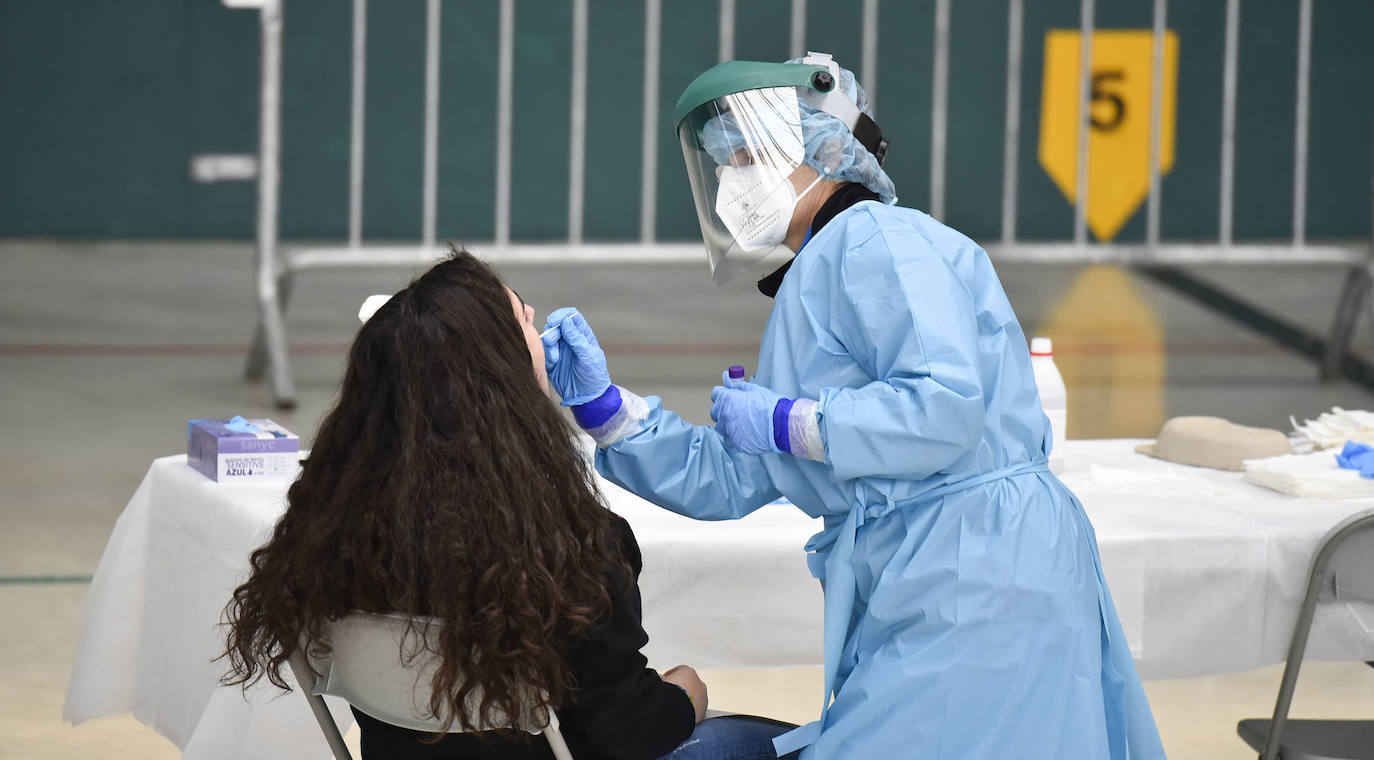 Osakidetza ha realizado este lunes por la tarde un cribado a los clientes de tres establecimientos hosteleros de Ataun para detectar posibles casos de covid-19. En concreto, se ha pedido a las personas que hayan estado entre el 5 y el 20 de marzo en 'Troskaeta', 'Urbieta' y 'Sutegi' que se realicen una prueba PCR.