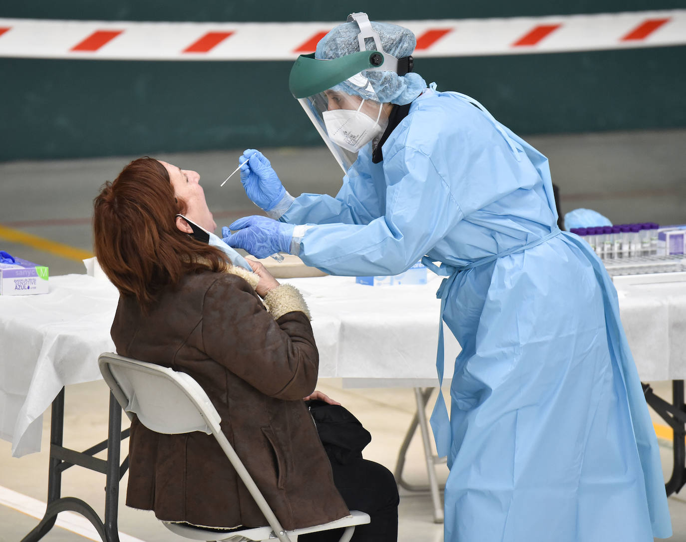 Osakidetza ha realizado este lunes por la tarde un cribado a los clientes de tres establecimientos hosteleros de Ataun para detectar posibles casos de covid-19. En concreto, se ha pedido a las personas que hayan estado entre el 5 y el 20 de marzo en 'Troskaeta', 'Urbieta' y 'Sutegi' que se realicen una prueba PCR.