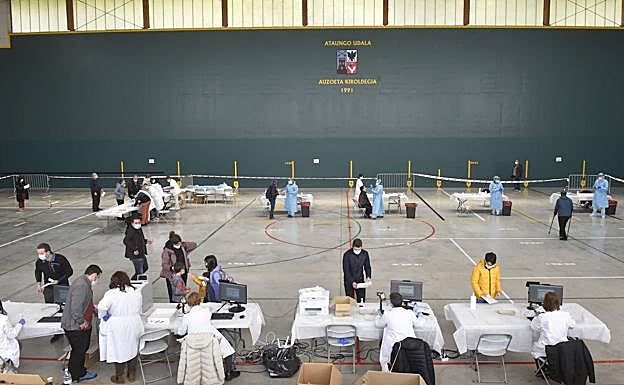 Osakidetza realiza un cribado masivo en el frontón de Ataun