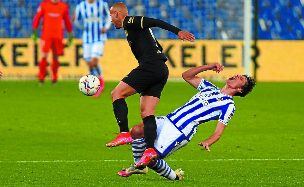 Le Normand recibe un golpe en un lance de juego con Martin Braithwaite.