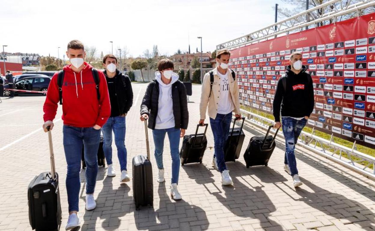 Unai Simón, Mikel Oyarzabal, Bryan Gil, Fabián Ruiz e Iñigo Martínez, a su llegada a Las Rozas.