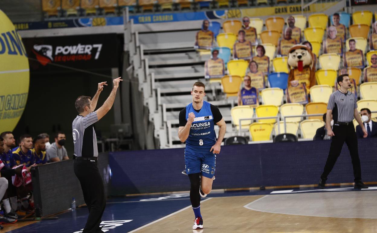 Dino Radoncic celebra un triple en el partido del domingo en Gran Canaria. 