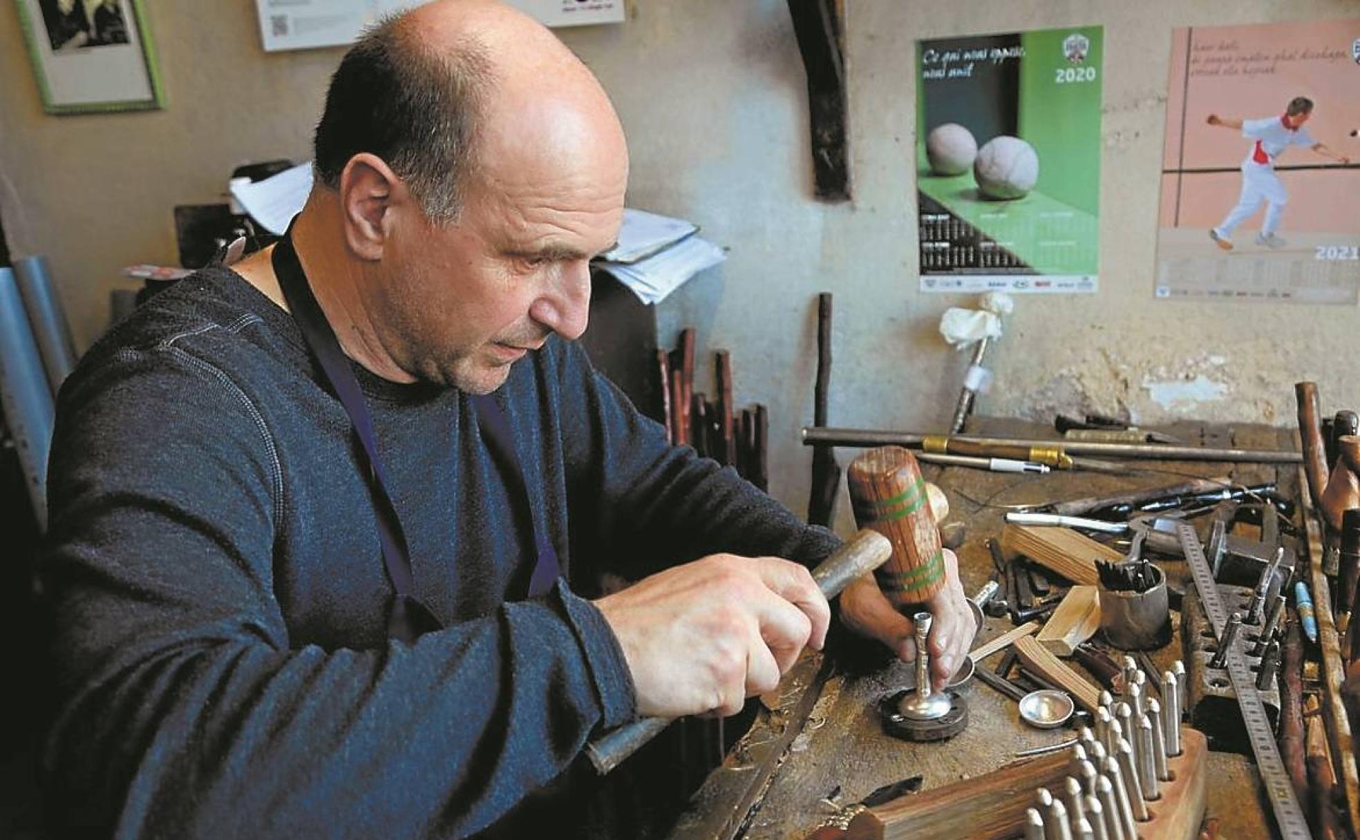Xavier Retegui, uno de los artesanos de la firma de Larressore, ajusta una pieza para una de sus makilas. 