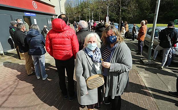 Maritxu Ibarzabal, donostiarra de 87 años, con su hija, también vacunada y con quien iba a celebrar la inmunización. 