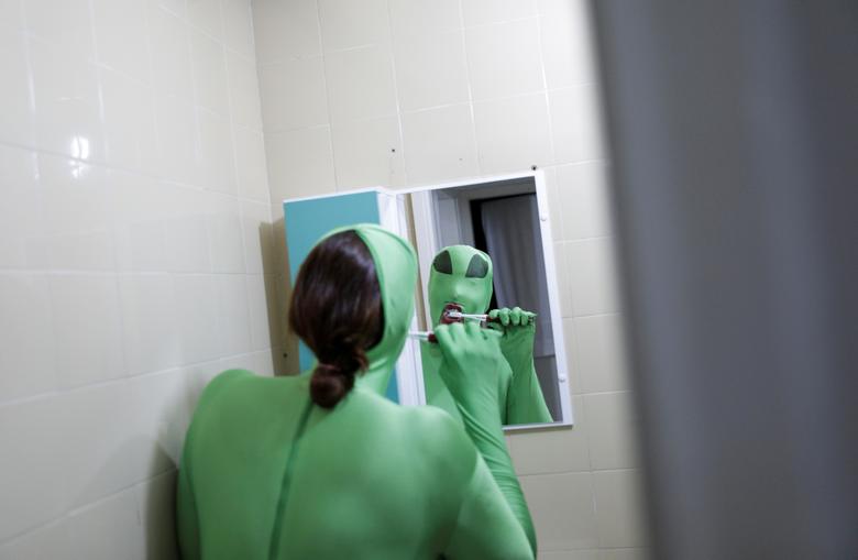 Juliana Motta viste su disfraz de Carnaval en casa.