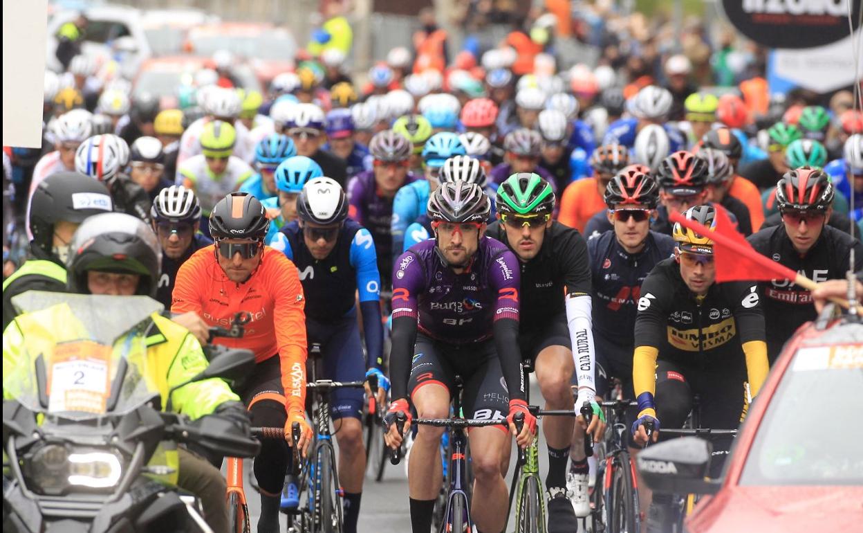Los corredores antes de la salida de la etapa.