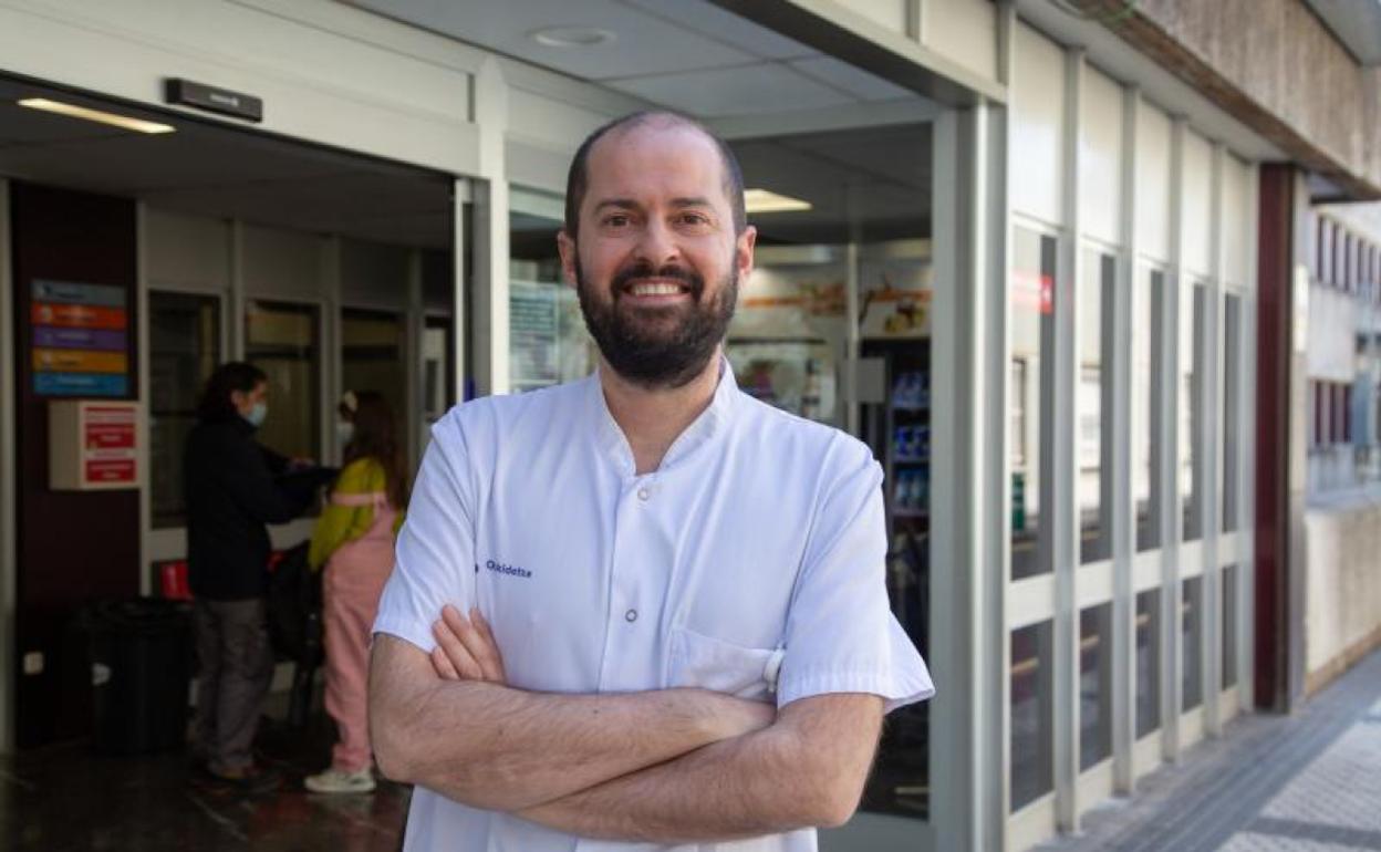 El doctor David del Valle, en la entrada del Manterno-Infantil, del Hospital Donostia. 