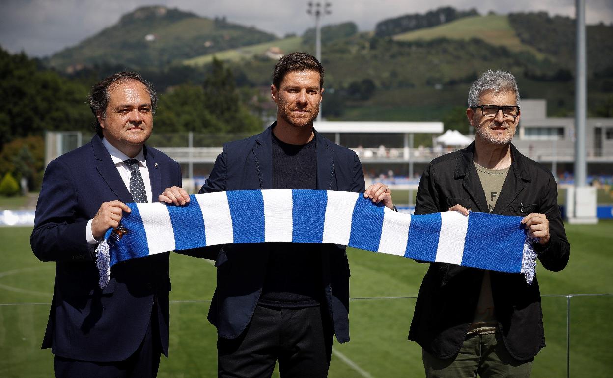 Aperribay, Xabi Alonso y Olabe, en la presentación del tolosarra en su regreso a la Real. 