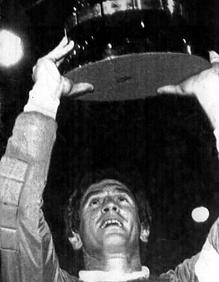 Imagen secundaria 2 - El capitán Arconada levanta la Copa en La Romareda tras ser él uno de los protagonistas en la tanda de penaltis, a cuya conclusión los aficionados de la Real estallaron de alegría.