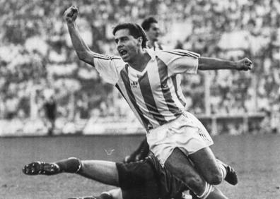 Imagen secundaria 1 - El capitán Arconada levanta la Copa en La Romareda tras ser él uno de los protagonistas en la tanda de penaltis, a cuya conclusión los aficionados de la Real estallaron de alegría.