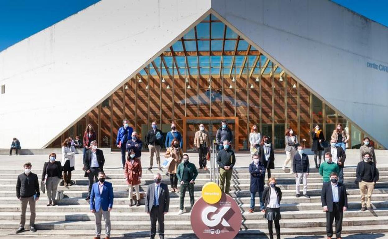 Foto de los participantes en el foro, en el exterior de la biblioteca Carlos Santamaría. 