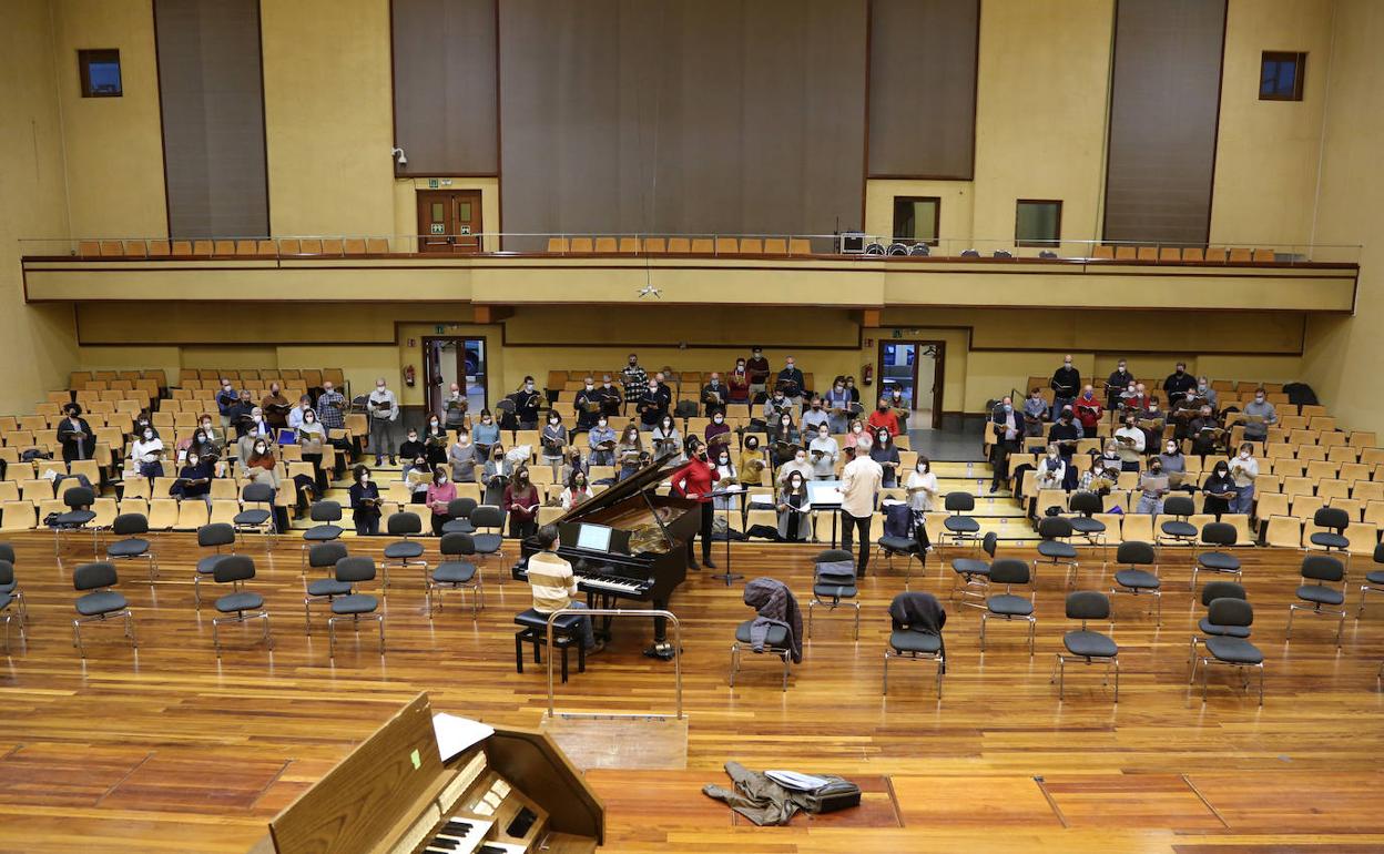 Sainz Alfaro dirigió ayer el ensayo del Orfeón en la sede de la Euskadiko Orkestra en Miramon. 