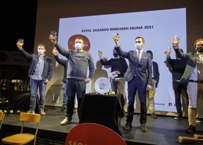 Imagen secundaria 1 - Tres instantes del acto de apertura del Txotx, que ha tenido lugar en la Casa de Cultura de Astigarraga.