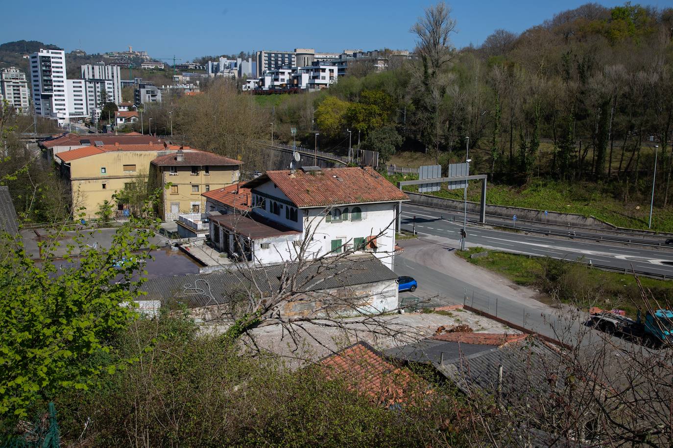 El Pleno del Ayuntamiento de San Sebastián aprobará hoy de forma definitiva el planeamiento urbanístico de El Infierno, una antigua zona industrial degradada al final de la avenida de Tolosa que se va a transformar en un nuevo ámbito residencial con 540 pisos, la mitad de ellos protegidos.