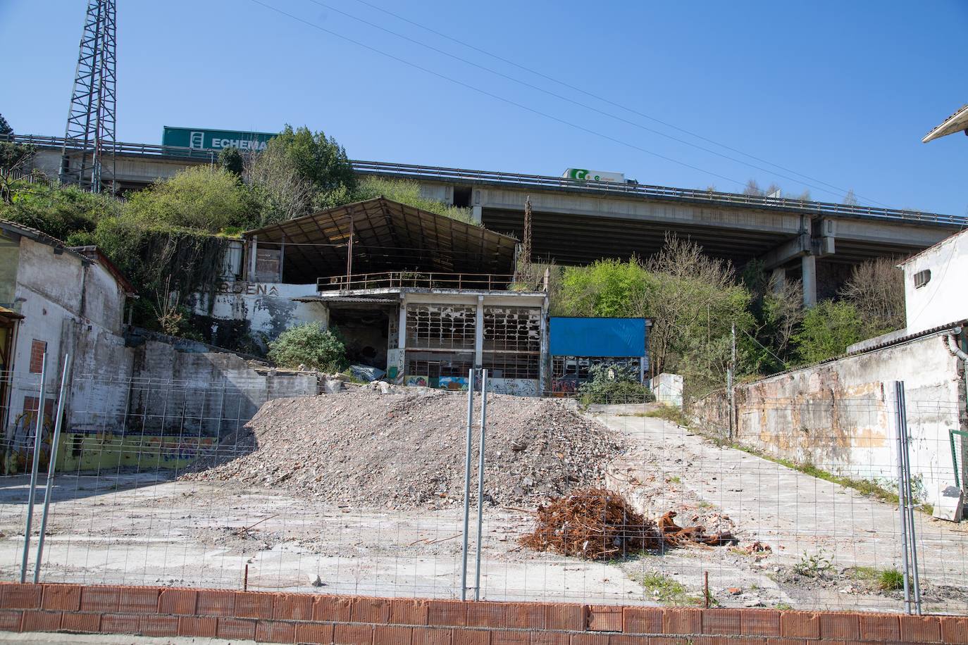 El Pleno del Ayuntamiento de San Sebastián aprobará hoy de forma definitiva el planeamiento urbanístico de El Infierno, una antigua zona industrial degradada al final de la avenida de Tolosa que se va a transformar en un nuevo ámbito residencial con 540 pisos, la mitad de ellos protegidos.