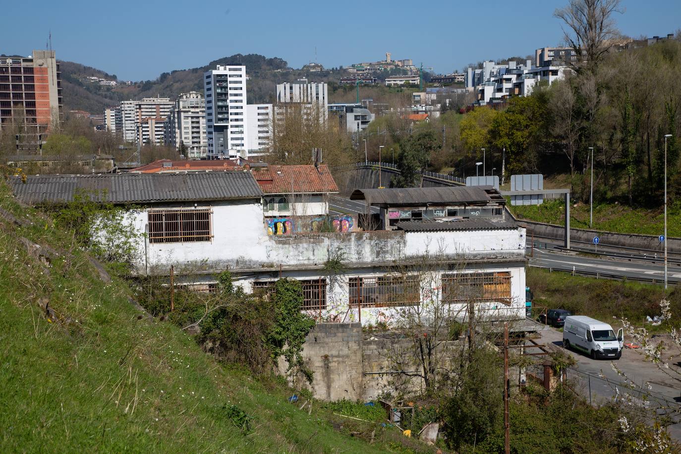 El Pleno del Ayuntamiento de San Sebastián aprobará hoy de forma definitiva el planeamiento urbanístico de El Infierno, una antigua zona industrial degradada al final de la avenida de Tolosa que se va a transformar en un nuevo ámbito residencial con 540 pisos, la mitad de ellos protegidos.