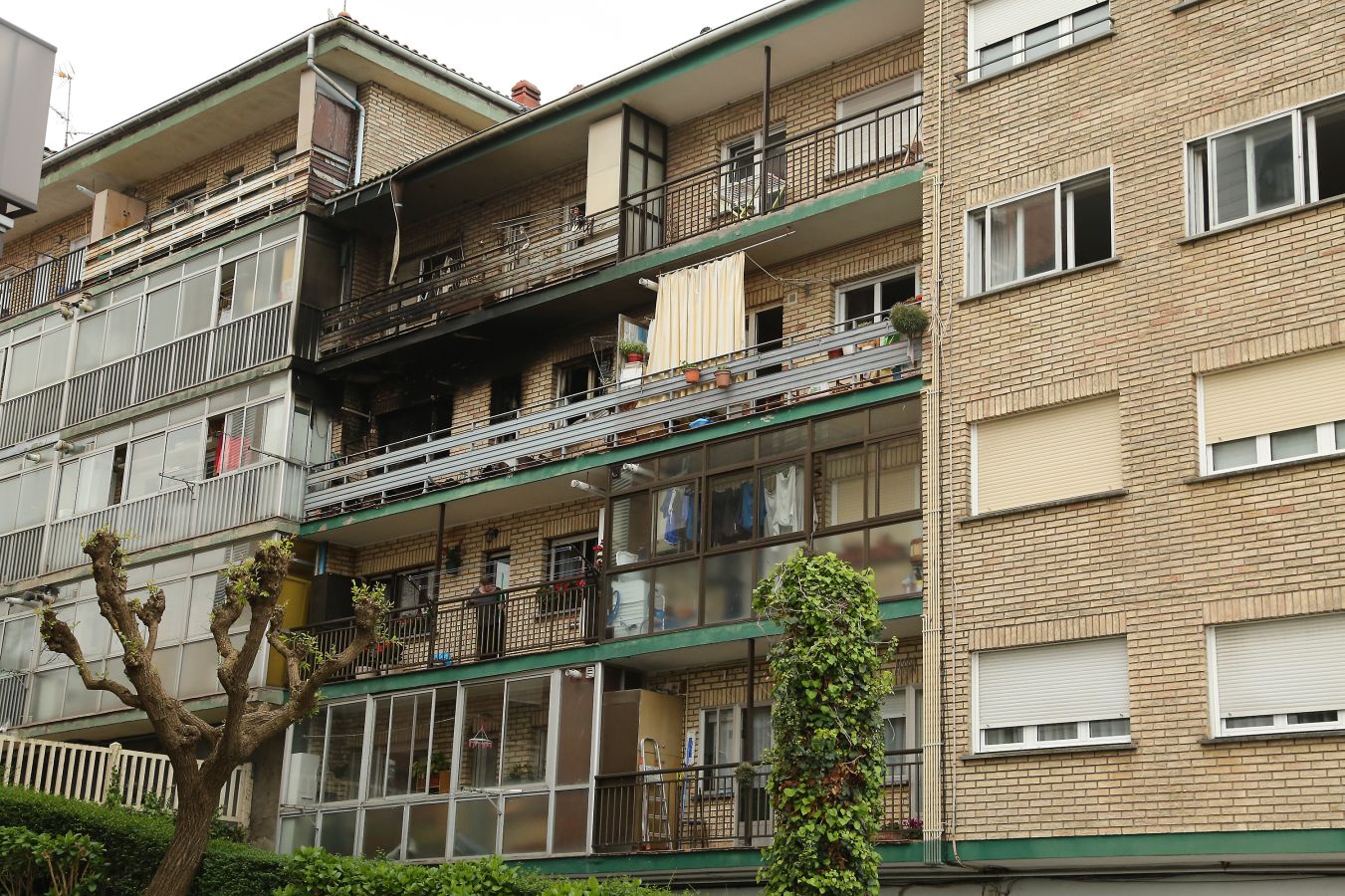 Una mujer ha fallecido y otras siete han resultado heridas en el incendio en un edificio de la calle Garro, en el barrio de Intxaurrondo