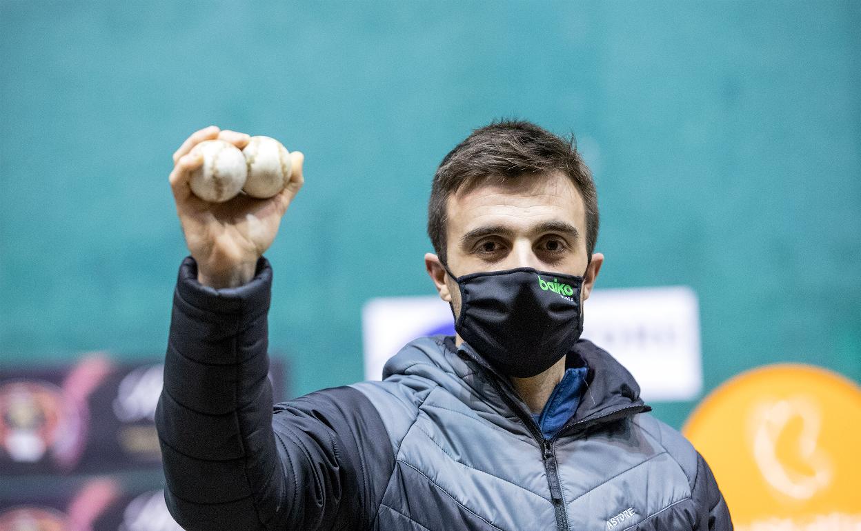 Jon Ander Peña sujeta un par de pelotas con su derecha ayer en el Astelena de Eibar