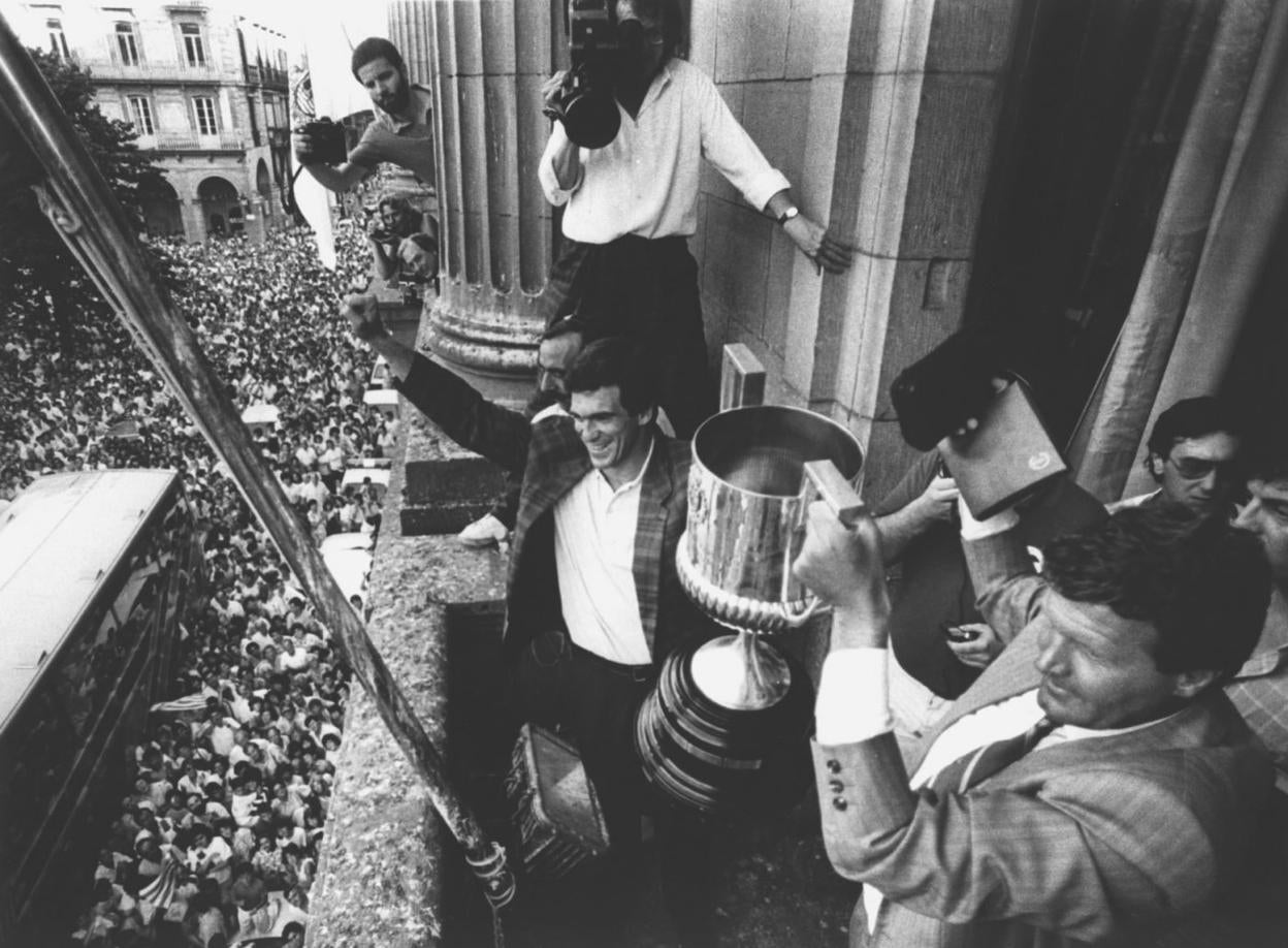 Luis Arconada yJohn Toshack muestran la Copa a la afición desde el balcón del ayuntamientode San Sebastián. 