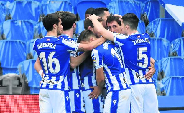 Los jugadores txuri-urdin celebran uno de los goles ante el Cádiz. 