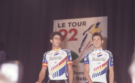 Indurain, junto a Marino Alonso en el Velódromo de Anoeta en la presentación del Tour de 1992. 